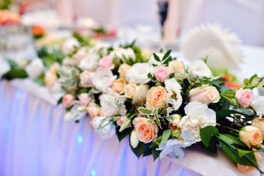 Evlilik için güzel düğün Restoran. Gelin ve damat için beyaz dekor. Renkli dekorasyon kutlama için. Güzellik gelin iç. Buket, gıda ve çiçek salonda