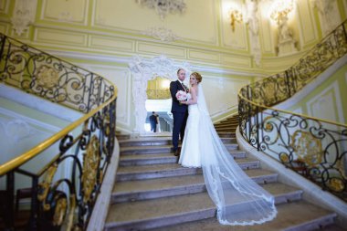 Evlilik çift kapalı birbirlerine sarılıyor