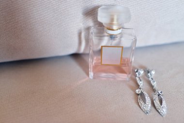 Gelin ve damat için güzel düğün parfüm şişesi. Düğün aksesuarları iç güzelliği. Yakın çekim gelin takı ve parfümeri. Kadın ve erkek mücevher. Erkek ve kadın için takı