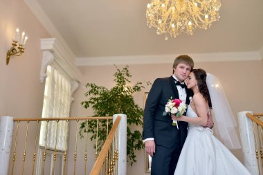 Evlilik çift kapalı birbirlerine sarılıyor