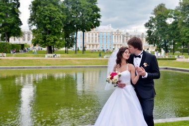 Evlilik çift niteliğine birbirlerine sarılıyor