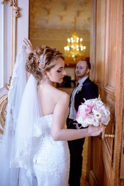 Evlilik çift kapalı birbirlerine sarılıyor