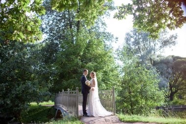 Evlilik çift niteliğine birbirlerine sarılıyor