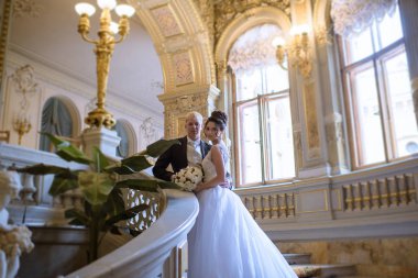 Evlilik çift kapalı birbirlerine sarılıyor