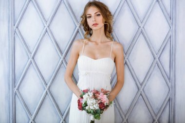 Moda beyaz gelinlik makyaj ile esmer gelin