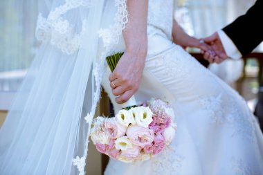 Güzel gelin düğün renkli buket tutuyor