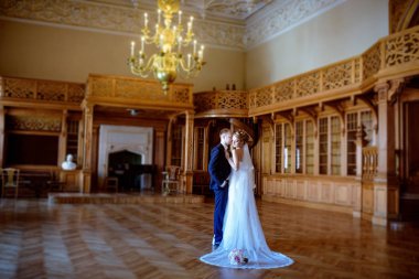 Evlilik çift kapalı birbirlerine sarılıyor