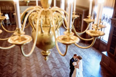 Evlilik çift kapalı birbirlerine sarılıyor