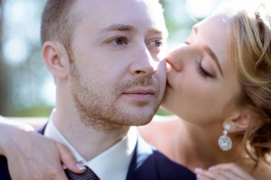 Evlilik çift niteliğine birbirlerine sarılıyor