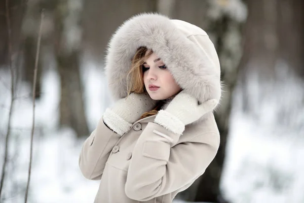Fashionable winter portrait of lady in hat and mittens in city — Stock Photo, Image