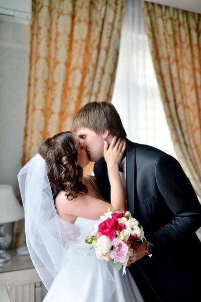 Beau marié voit d'abord la mariée beauté dans la matinée — Photo