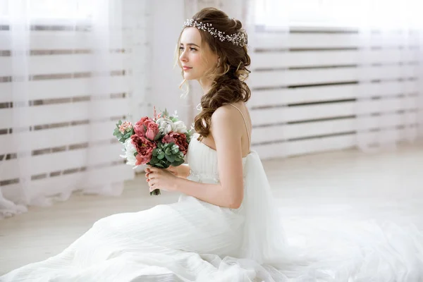 Brunette mariée à la mode robe de mariée blanche avec maquillage — Photo