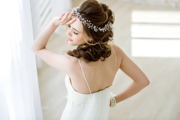 Brunette bride in fashion white wedding dress with makeup — Stock Photo, Image