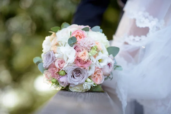 Hochzeitspaar mit Blumenstrauß. weibliches und männliches Porträt — Stockfoto