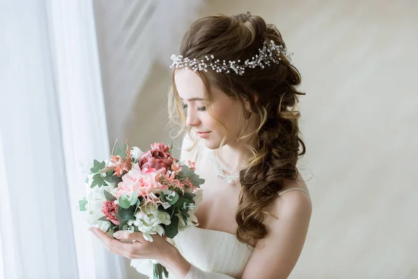 Brünette Braut im modischen weißen Hochzeitskleid mit Make-up — Stockfoto