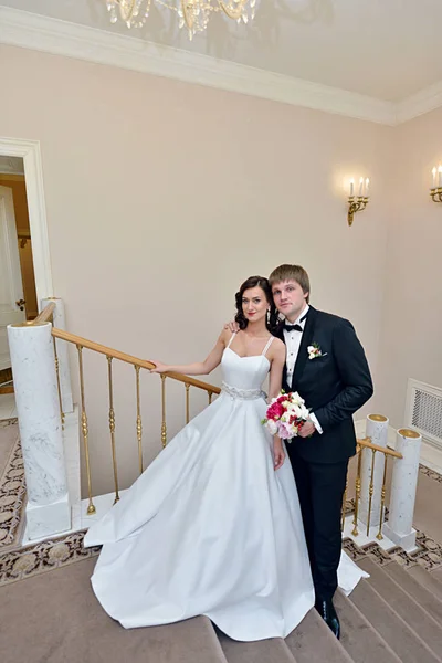 Casamento casal dentro de casa está abraçando uns aos outros — Fotografia de Stock