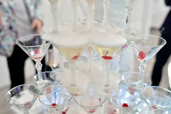 Mooie Bruiloft Dia Champagne Voor Bruid Bruidegom Binnenshuis Kleurrijke Glazen — Stockfoto