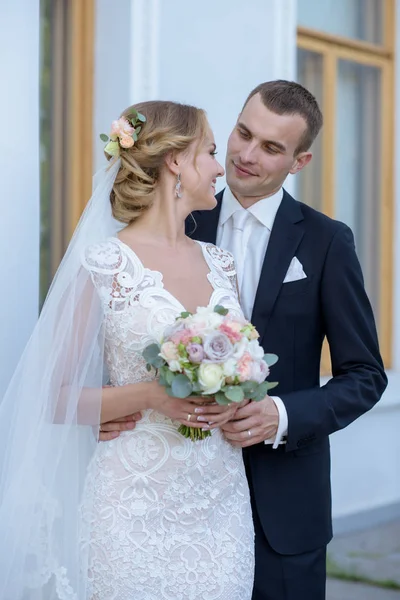 Casamento casal na natureza está abraçando uns aos outros — Fotografia de Stock