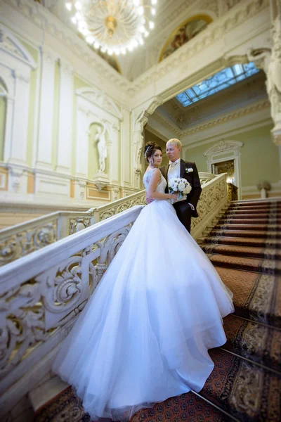 Hochzeitspaar umarmt sich drinnen — Stockfoto