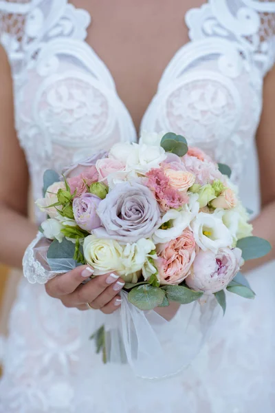 Krásná nevěsta drží barevné Kytice svatební — Stock fotografie