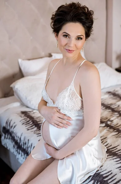 임신한 여자에 게 실내 아름다움 — 스톡 사진