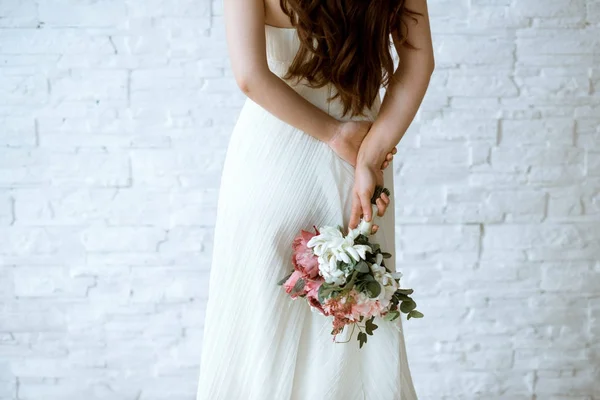 Прекрасная невеста держит свадебный красочный букет — стоковое фото