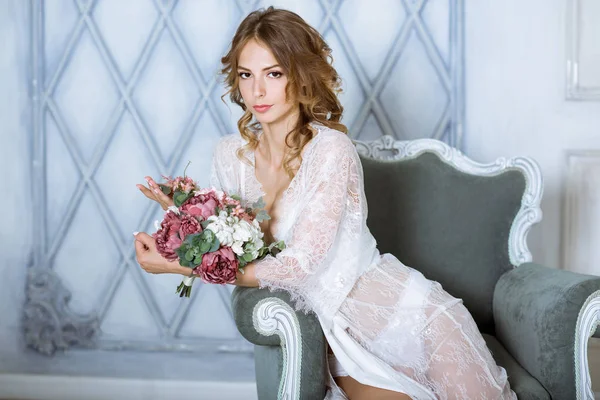Schöne sexy Dame in eleganter weißer Robe — Stockfoto