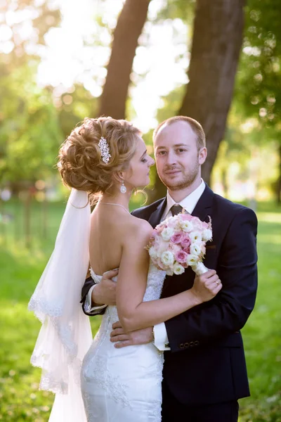 Hochzeitspaar in der Natur umarmt sich — Stockfoto