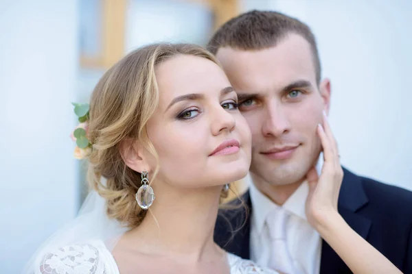 Bröllopsparet på naturen kramar varandra — Stockfoto