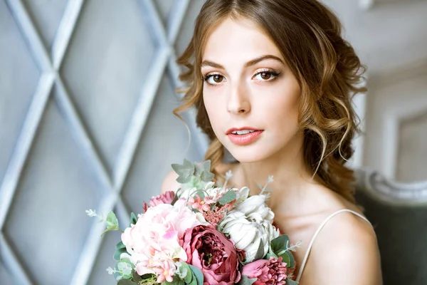 Closeup noiva morena com penteado de casamento de moda e maquiagem — Fotografia de Stock