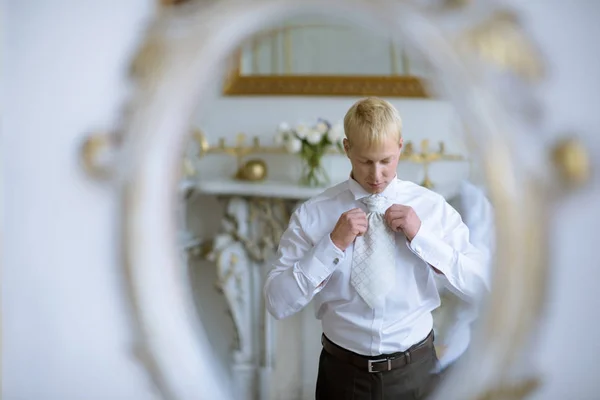 Bruidegom is het dragen van een pak binnenshuis — Stockfoto