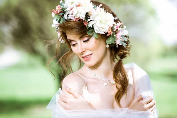 Closeup noiva loira com penteado de casamento de moda e maquiagem — Fotografia de Stock