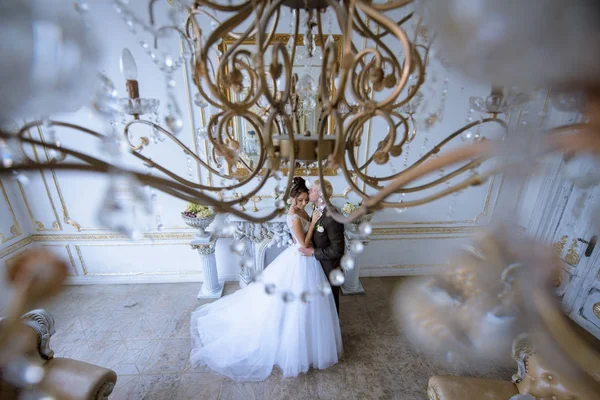 Hochzeitspaar umarmt sich drinnen — Stockfoto