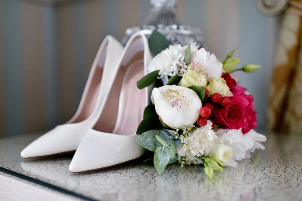 Mooie bruiloft kleurrijk boeket en schoenen — Stockfoto