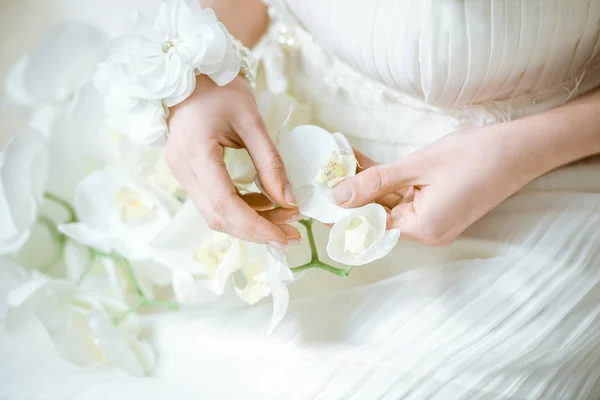 Krásná nevěsta drží barevné Kytice svatební — Stock fotografie