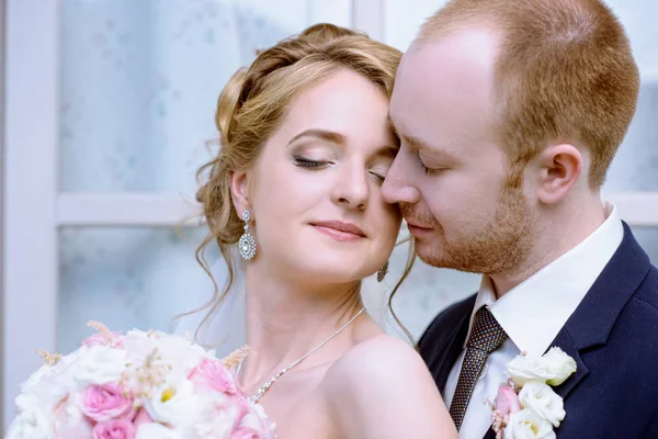 Casamento casal na natureza está abraçando uns aos outros — Fotografia de Stock