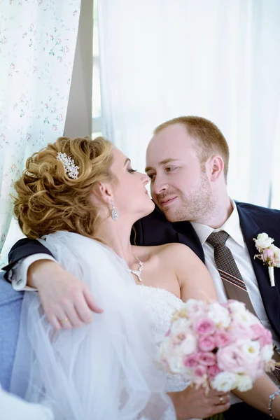 Hochzeitspaar in der Natur umarmt sich — Stockfoto