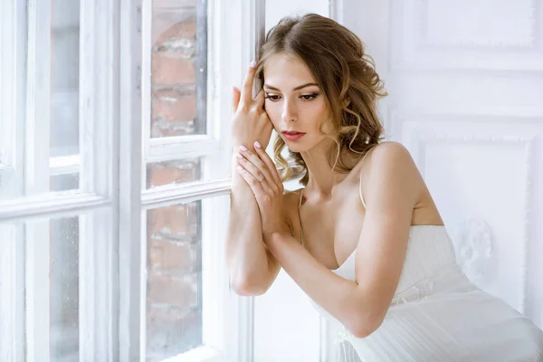 Morena novia en vestido de novia blanco de moda con maquillaje — Foto de Stock
