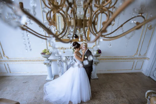 Bruidspaar binnenshuis is knuffelen elkaar — Stockfoto