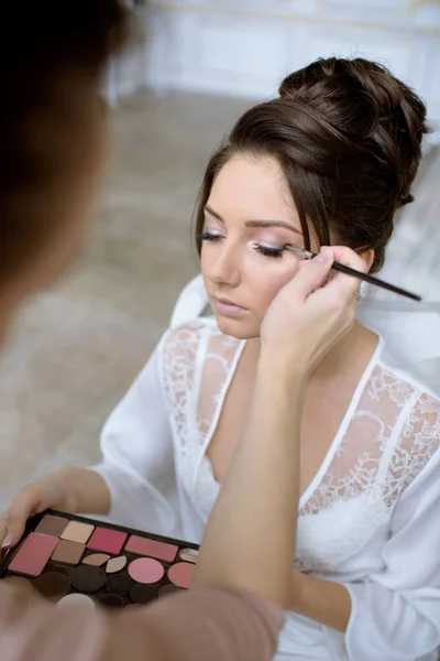 Maquilleuse de mariage faisant un maquillage pour mariée — Photo