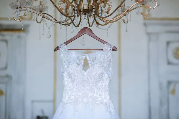 Красива біла весільна сукня для нареченої в приміщенні — стокове фото