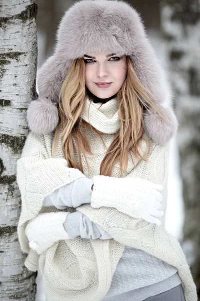 Fashionable winter portrait of lady in hat and mittens in city — Stock Photo, Image
