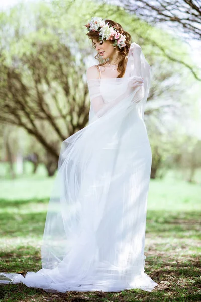 Noiva loira na moda vestido de noiva branco com maquiagem — Fotografia de Stock