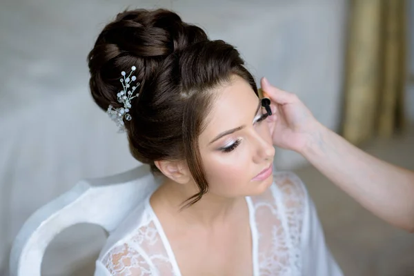 Свадебный гример делает макияж для невесты — стоковое фото