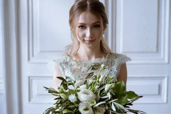 Belleza novia en vestido de novia con ramo de interior —  Fotos de Stock