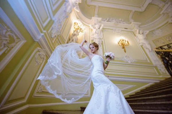 Belleza novia en vestido de novia con velo de encaje en el interior —  Fotos de Stock