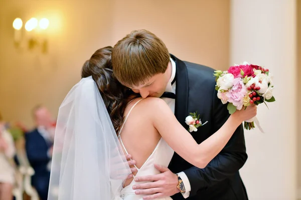 Красивая невеста и красивый жених регистрируют брак — стоковое фото