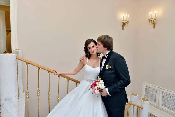 Casamento casal dentro de casa está abraçando uns aos outros — Fotografia de Stock