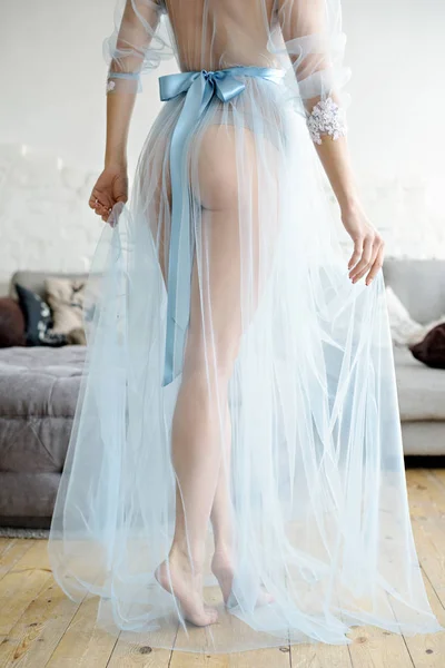 Mooie sexy dame in elegante blauwe mantel — Stockfoto