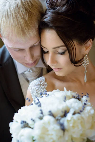 Casamento casal dentro de casa está abraçando uns aos outros — Fotografia de Stock